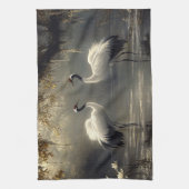 Crane Pair in einem Misty-Sumpf Geschirrtuch (Vertikal)