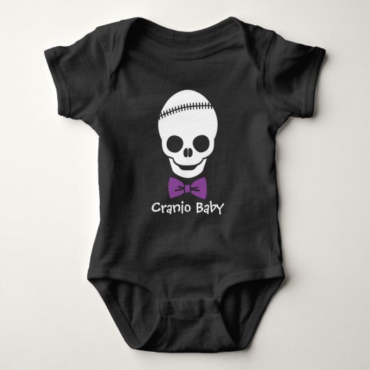 Cranio Baby Boy Skull mit Lila Bowtie Strampler (Vorderseite)