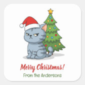 Cranky Grey Tabby Cat Red Hat Christmas Tree Quadratischer Aufkleber (Vorderseite)