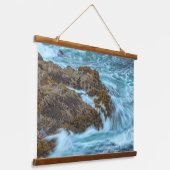 Crashing Ocean Waves on Rocky Shore Wandteppich Mit Holzrahmen (Gewinkelt)