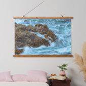 Crashing Ocean Waves on Rocky Shore Wandteppich Mit Holzrahmen (Schlafzimmer)