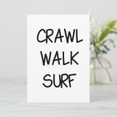 Crawl Walk Surf mit Black Schriftart Einladung (Stehend Vorderseite)