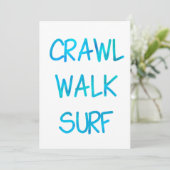 Crawl Walk Surf mit blauem Schriftart Einladung (Stehend Vorderseite)