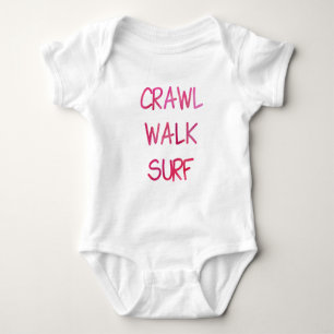 Crawl Walk Surf mit rosa Schriftart Baby Strampler