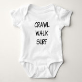 Crawl Walk Surf mit schwarzem Schriftart Baby Strampler (Vorderseite)