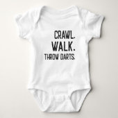 Crawl Walk Throw Darts Baby Strampler (Vorderseite)