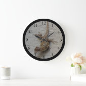 Crawling Lizard Black Edge Large Clock Große Wanduhr (Zuhause)
