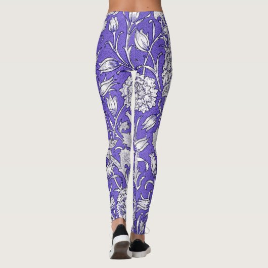 Cray in Lila Leggings (Rückseite)