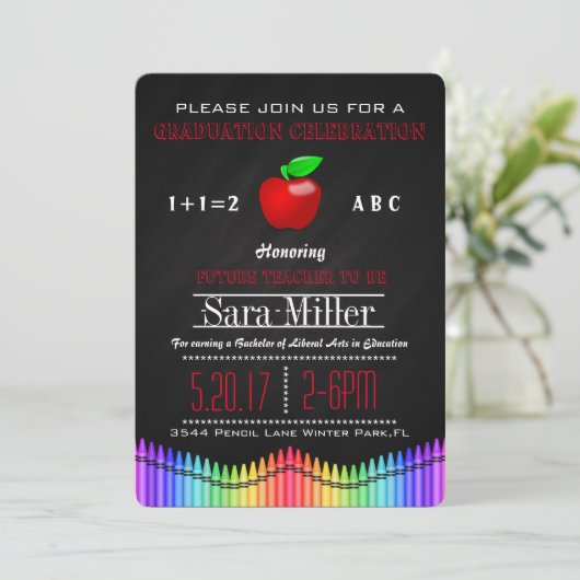Crayon & Apple Lehrer Abschluss Einladung (Stehend Vorderseite)