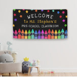 Crayons Stars farbenfrohe Willkommenslehrerin im K Banner<br><div class="desc">Willkommen Banner für ein Klassenzimmer personalisiert mit dem Namen des Lehrers unter bunten Sternen und über einer Reihe von Stiften in einem Regenbogenverlauf. Kindergarten Begrüßungsbanner mit bunten Stiften und Sternen vor schwarzem Hintergrund. Herzlich willkommen auf dem Banner der Schule personalisiert mit dem Namen des Lehrers in einem spielerisch gelben Schriftart....</div>