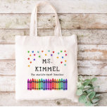 Crayons & Stars Weltbeste Lehrerbewertung Tragetasche<br><div class="desc">Die weltbeste Lehrertasche personalisiert mit dem Namen des Lehrers unter bunten Sternen und über einer Reihe von Schluchten in einem Regenbogenverlauf. Kindergarten Lehrer Tote Tasche mit bunten Stiften und Sternen.</div>