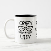 Crazy Cat Lady 3 Cat Names Mit Monogramm Zweifarbige Tasse (Links)