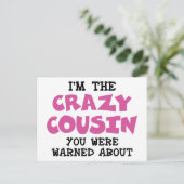 Crazy Cousin Humorer Familienspass - Rosa Postkarte (Stehend Vorderseite)