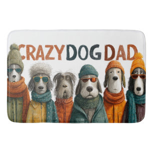 "Crazy Dog Vater" mit Hunden in Winterkleidung Badematte