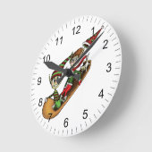 Crazy Elf Sled Ride Runde Wanduhr (Winkel)