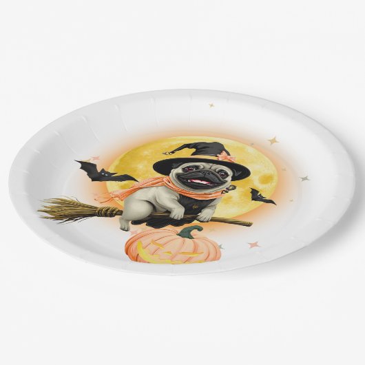Crazy Happy Halloween Mops Reiten eines fliegenden Pappteller (Schrägansicht)