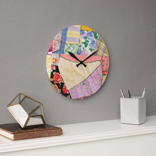 Crazy Patchwork Quilt mit Zigzag Stitching Große Wanduhr (Büro)