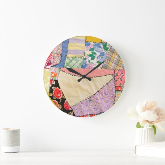 Crazy Patchwork Quilt mit Zigzag Stitching Große Wanduhr (Zuhause)
