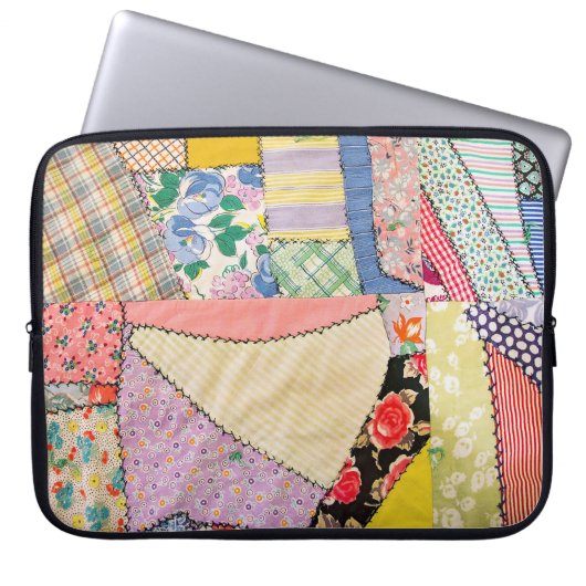 Crazy Patchwork Quilt mit Zigzag Stitching Laptopschutzhülle (Vorderseite)