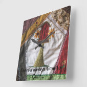 Crazy Quilt Birdhouse Quadratische Wanduhr (Winkel)