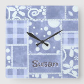 Crazy Quilt Blue Gingham Floral Personalized  Quadratische Wanduhr (Vorderseite)