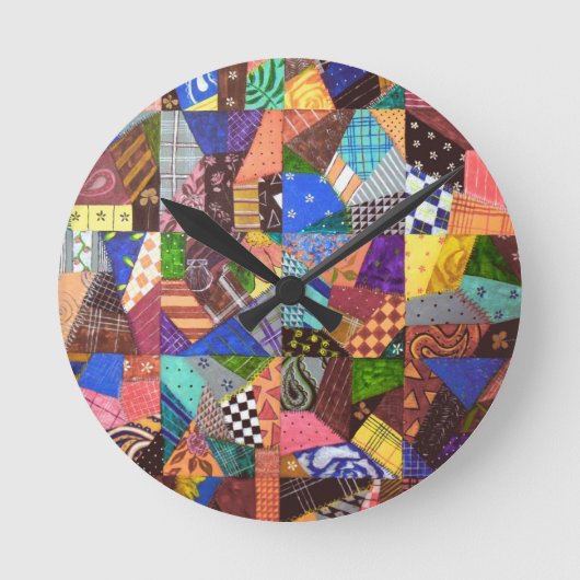 Crazy Quilt Patchwork Quilt Abstrakt Art Geometric Runde Wanduhr (Vorderseite)