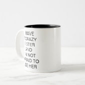 Crazy Sister Funny Humor Sibling Zweifarbige Tasse (Vorderseite Links)