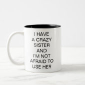 Crazy Sister Funny Humor Sibling Zweifarbige Tasse (Links)