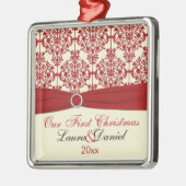 Cream and Red Damask Erster Weihnachtsgeschmack Silbernes Ornament (Links)