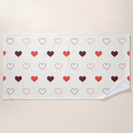 Cream Background with Red & Burgundy Hearts Strandtuch (Vorderseite)