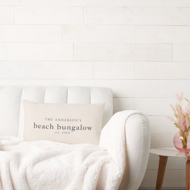 Cream Beach Bungalow Familienname Throw Kissen (Liege)