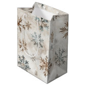 Cream Blue Brown Snowflakes Christmas Mittlere Geschenktüte (Rückseite Schrägansicht)