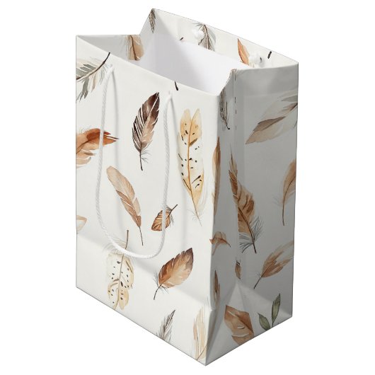 Cream Boho Federn Geburtstag Mittlere Geschenktüte (Vorderseite Schrägansicht)