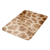 Cream Brown Giraffe Animal Print Badematte (Schrägansicht)