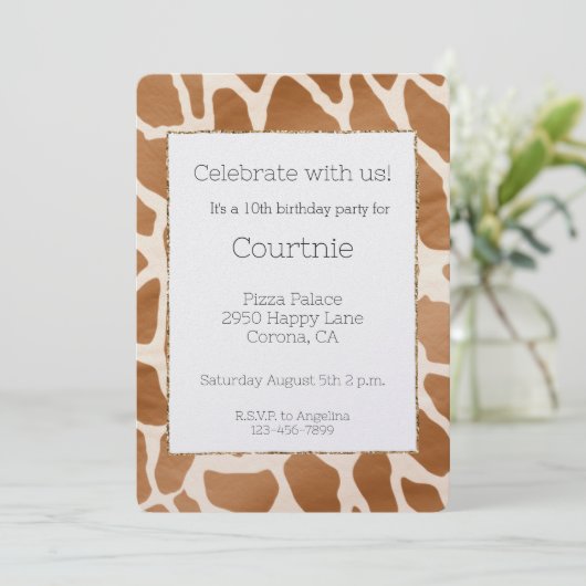 Cream Brown Safari Giraffe Tier Print Birthday Einladung (Stehend Vorderseite)