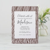 Cream Brown Zebra Print Birthday Einladung (Stehend Vorderseite)