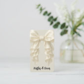 Cream Cascade Ruffle Bow Elegant Posh Boutique QR Visitenkarte (Stehend Vorderseite)