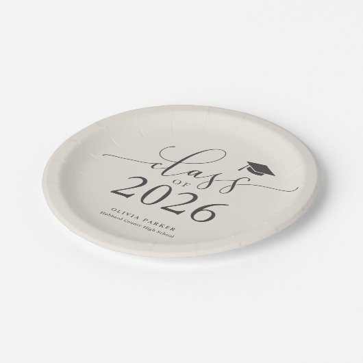 Cream Class of 2025 Graduation Party Pappteller (Schrägansicht)