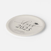 Cream Class of 2025 Graduation Party Pappteller (Schrägansicht)