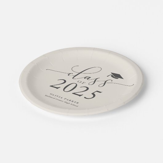 Cream Class of 2025 Graduation Party Pappteller (Schrägansicht)