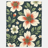 Cream Flowers with Red Centers & Green Leaves Fleecedecke (Vorderseite)