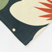 Cream Flowers with Red Centers & Green Leaves Fleecedecke (Ecke)