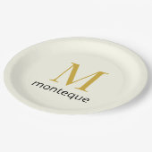 Cream Gold Monogram Personalisierter Name Luxusges Pappteller (Schrägansicht)