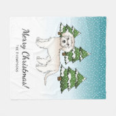 Cream Mini Goldendoodle Hund in einem Winterwald Fleecedecke (Vorderseite (Horizontal))