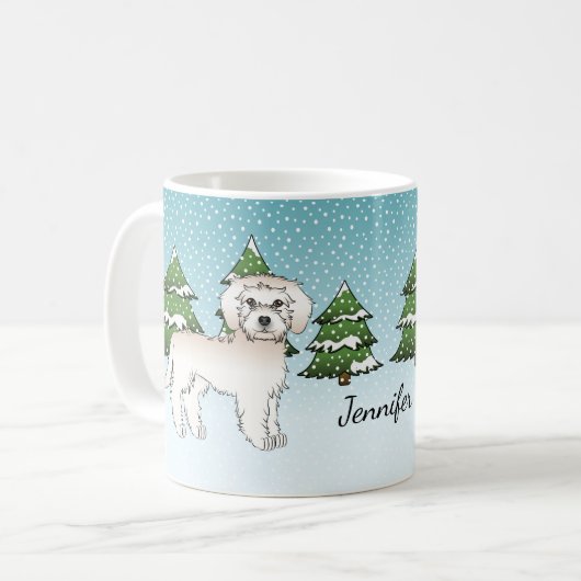 Cream Mini Goldendoodle Hund in einem Winterwald Kaffeetasse (Vorderseite Links)