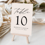 Cream Modern Elegance Wedding Tischnummer<br><div class="desc">Moderne, minimalistische Hochzeitskarten mit modernem, schwarzem Schriftzeichen mit "Table" in moderner Kalligraphie-Schrift. Die Einrichtung ist cremefarben, beige oder in einer beliebigen Farbe gehalten. Das Design wiederholt sich auf der Rückseite. Um die Tischkarten zu bestellen: Fügen Sie Ihren Namen, Ihr Hochzeitstag und Ihre Tischnummer hinzu. Fügen Sie jede Nummer einzeln in...</div>