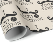 Cream Mustache Sie ein Frage Spaß Vatertag Geschenkpapier (Rolleneckpunkt)