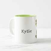 Cream Olive Green Frosch Name Zweifarbige Tasse (Vorderseite Links)