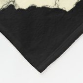 Cream Poppy Blume im schwarzen Hintergrund Fleecedecke (Ecke)