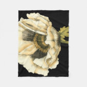 Cream Poppy Blume im schwarzen Hintergrund Fleecedecke (Vorderseite)